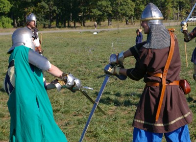 Squire Riochard spars with Squire Willaim.